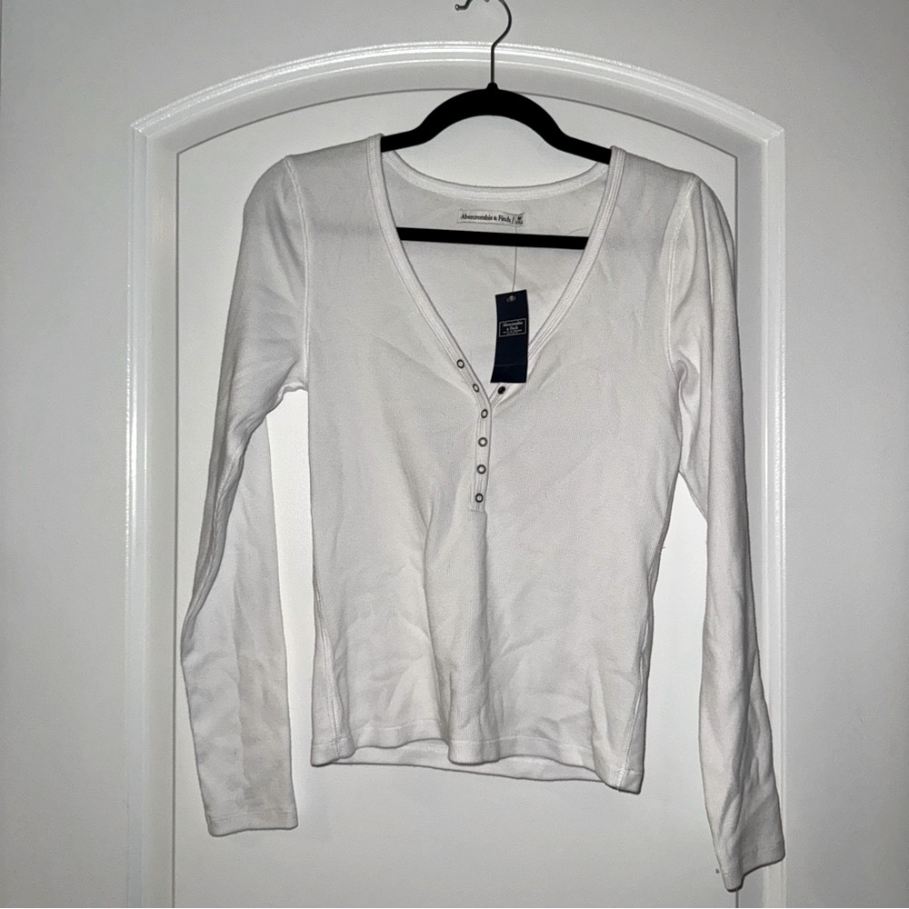 NWT 2010s Abercrombie & Fitch White Fitted Buttoned Long Sleeve Henley Blouse